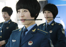 北空某通信总站话务女兵咬筷子练微笑(1)